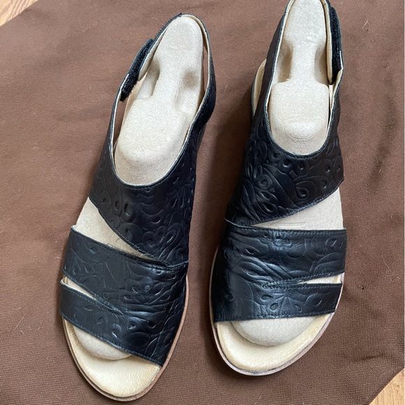 Leather sandals with Velcro closure on the outer sides. Approx 1 inch heel. - Picture 1 of 10